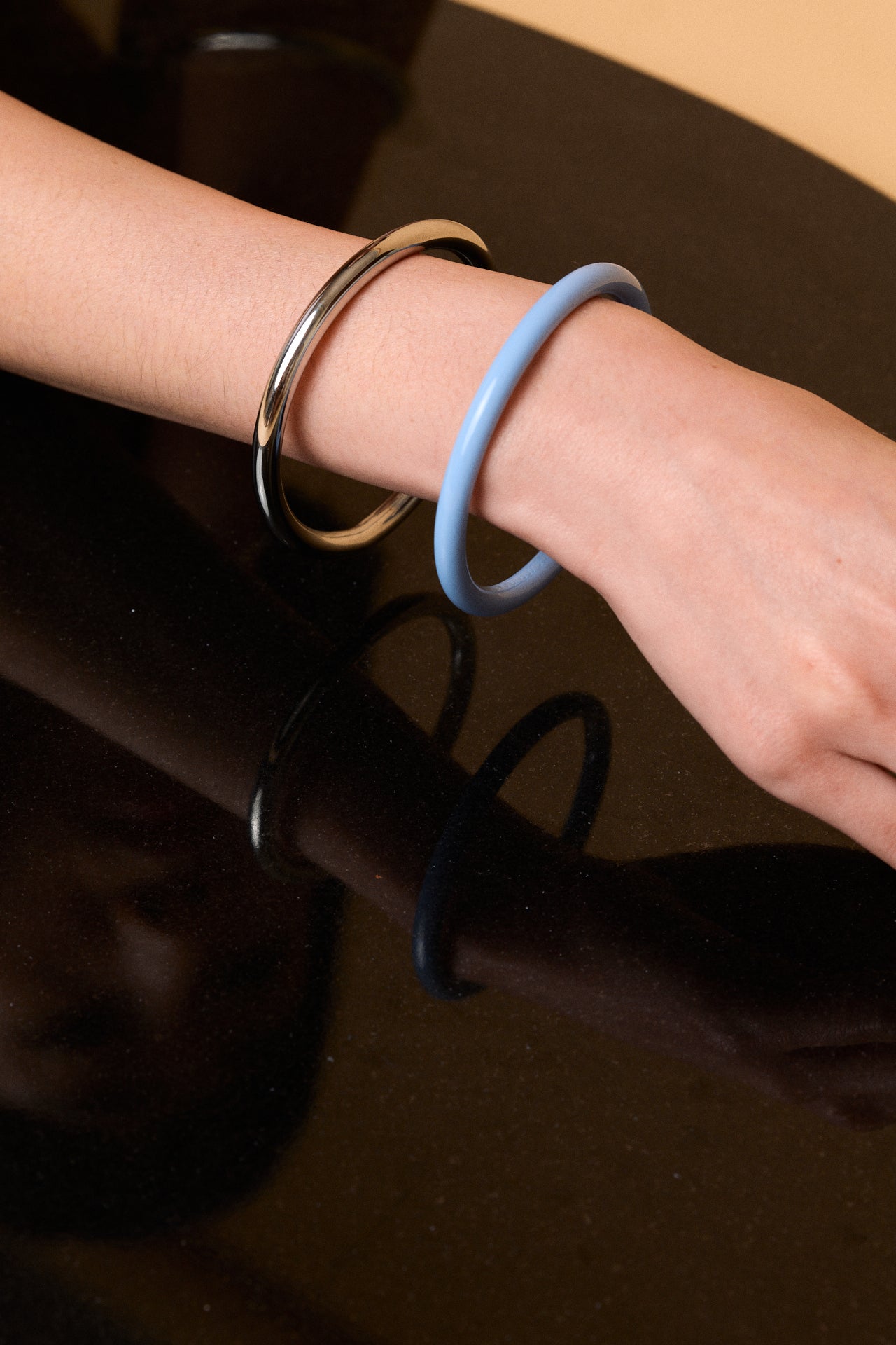 Bianca Mavrick Jewellery model wears forma bangle on wrist